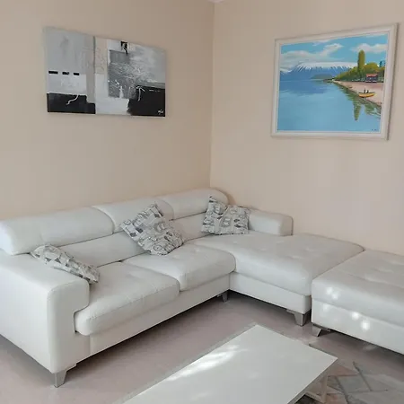 New 9 * Tirana